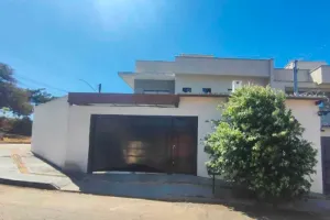 Casa no Loteamento Goiânia 2. (foto 1 de 5)